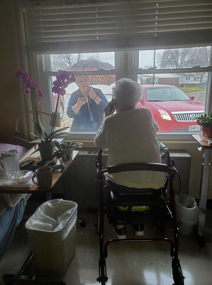 "К Бетти, которая живет в нашей клинике для престарелых, пришла дочь, и, несмотря на дождь, они все утро проговорили по телефону"
