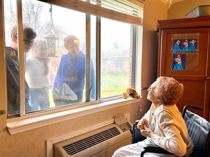 Визит семьи в дом престарелых