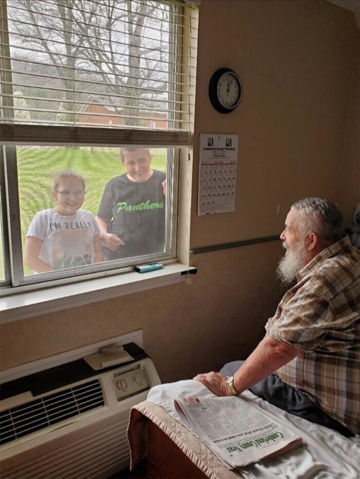 Три поколения: визит к деду в дом престарелых