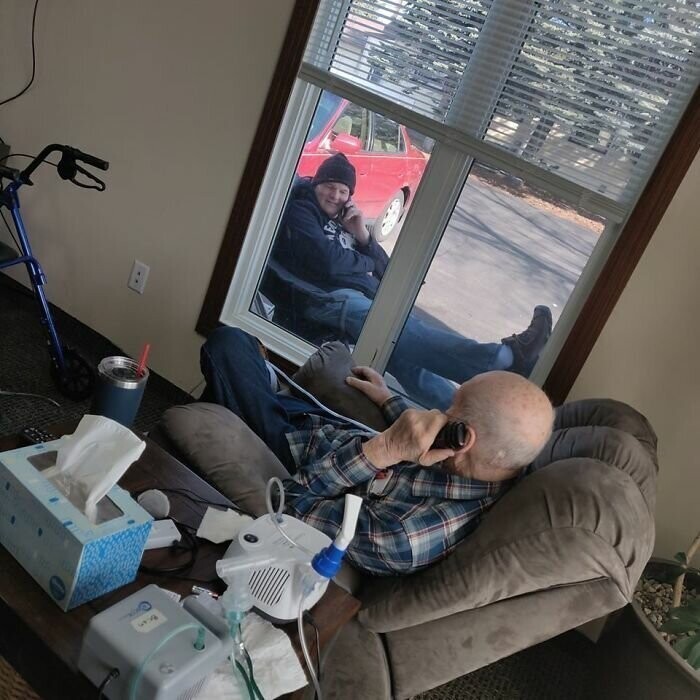 Сын каждый день приходит к отцу в дом престарелых, чтобы поговорить с ним по телефону, сидя у окна