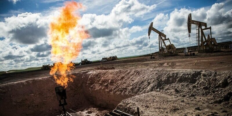    Американские нефтедобывающие компании не на шутку обеспокоены резким падением цен на нефть.  Об этом рассказал специалист по вопросам энергетики Юрий Барсуков. Он указал на данные Bloomberg, согласно которым стоимость «черного золота» в пересчете 