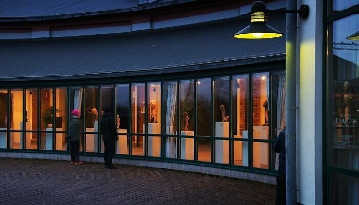 Музей искусств в городе Сало, Финляндия, переделал выставку так, чтобы ее можно было посмотреть снаружи в любое время суток