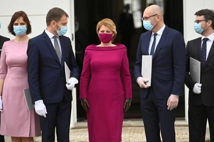 Президент Словакии Зузана Чапутова в "модной" защитной маске