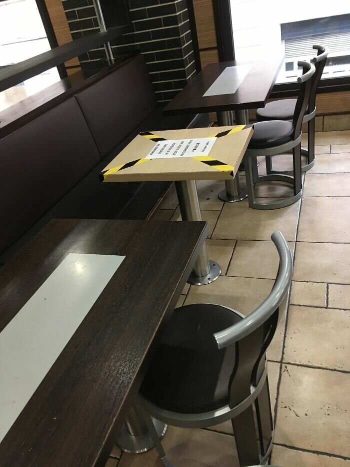 Столики в ресторане закрыты через один, чтобы обозначить социальную дистанцию