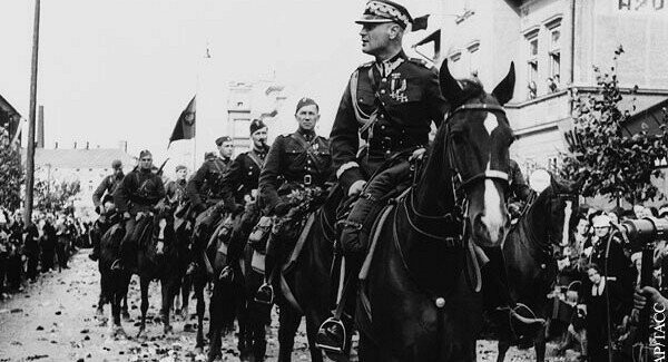 Помнится ещё пример из недавней истории, когда в 1938-м Польша не пропустила Красную Армию в Чехословакию для защиты той от гитлеровских войск.