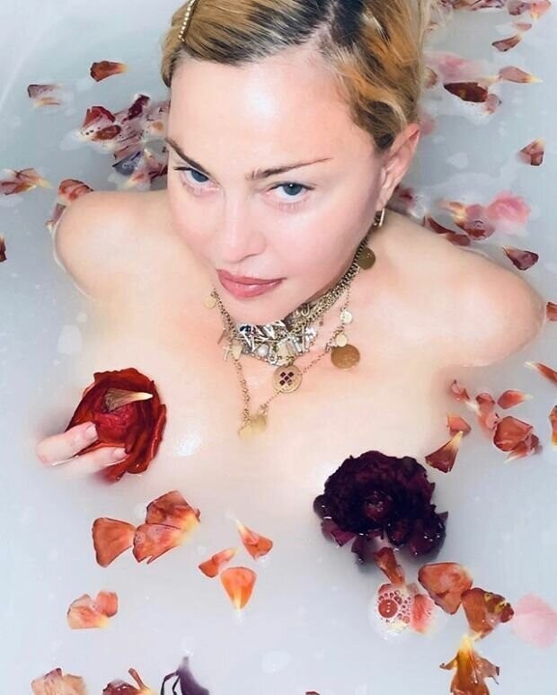 Мадонна вышла в эфир из ванны