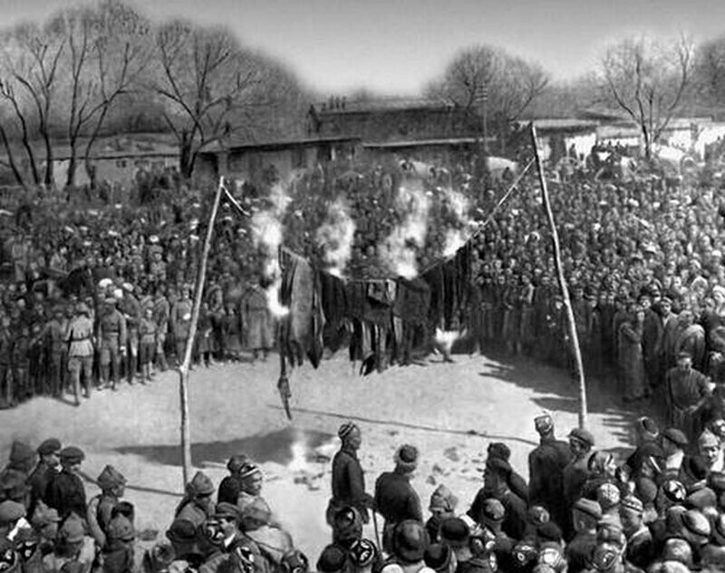 Митинг и сжигание паранджи на площади в Андижане, Узбекская ССР, 8 марта 1927 года
