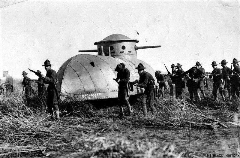 Национальная гвардия Калифорнии на полигоне под Сан-Франциско с первым американским танком Tracklayer Best 75, 1917 год.