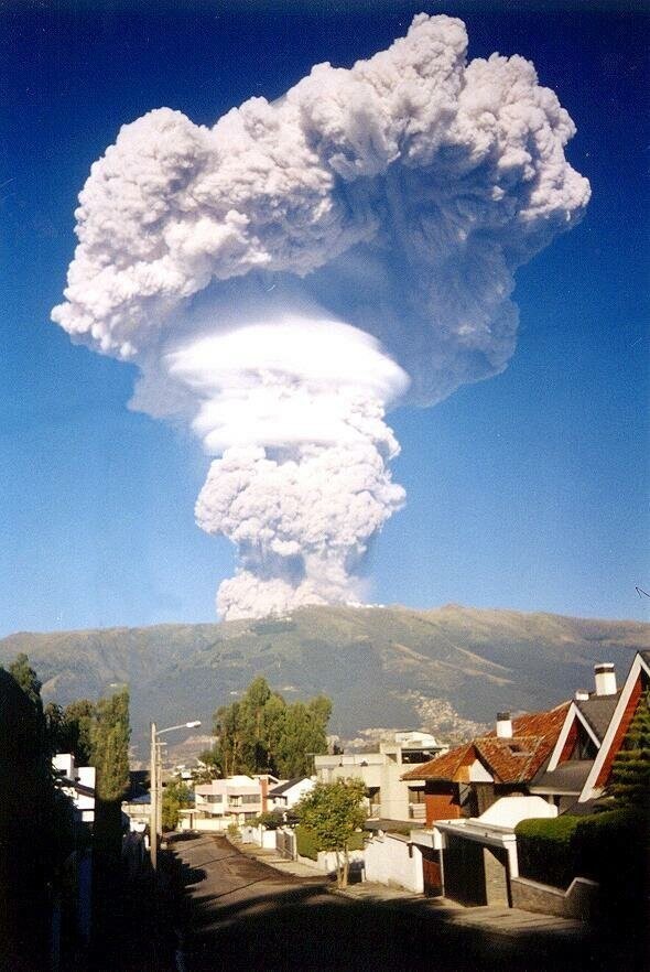 Момент извержения вулкана Пичинча в эквадорской столице Кито, 1999 год