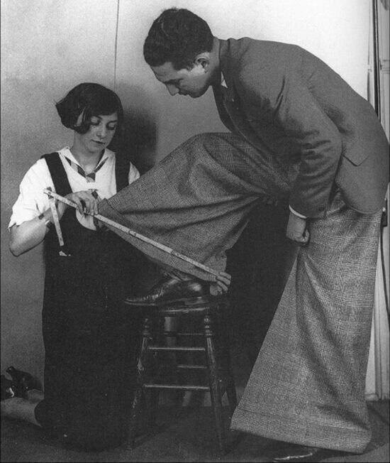 Примерка штанов, 1920–е годы, Англия