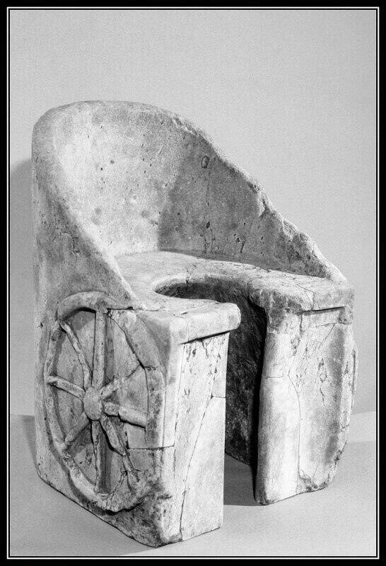 Римский унитаз, вырезанный из мрамора в виде колесницы, Италия, 211-224 н.э.