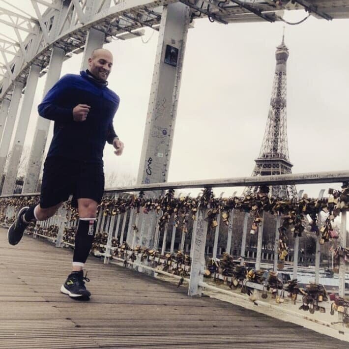 Француз пробежал марафон на своем балконе