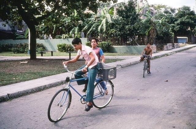 Дети на велосипедах в районе Мирамар, Гавана
