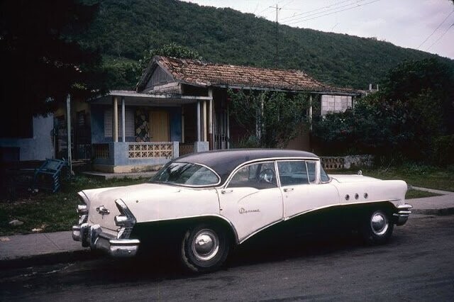 Автомобиль Buick Special 1955 года на дороге Виа Бланка