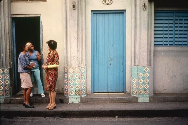 Женщины за разговорами, Старая Гавана