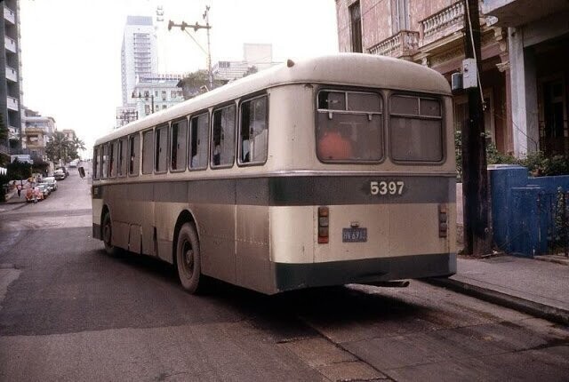 Пыльный автобус на остановке рядом с площадью Революции, Гавана