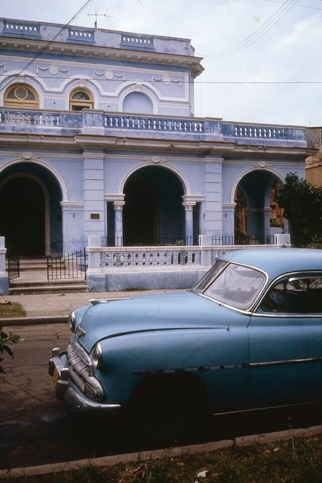 Chevrolet Deluxe 1952 года у особняка в районе Мирамар, Гавана