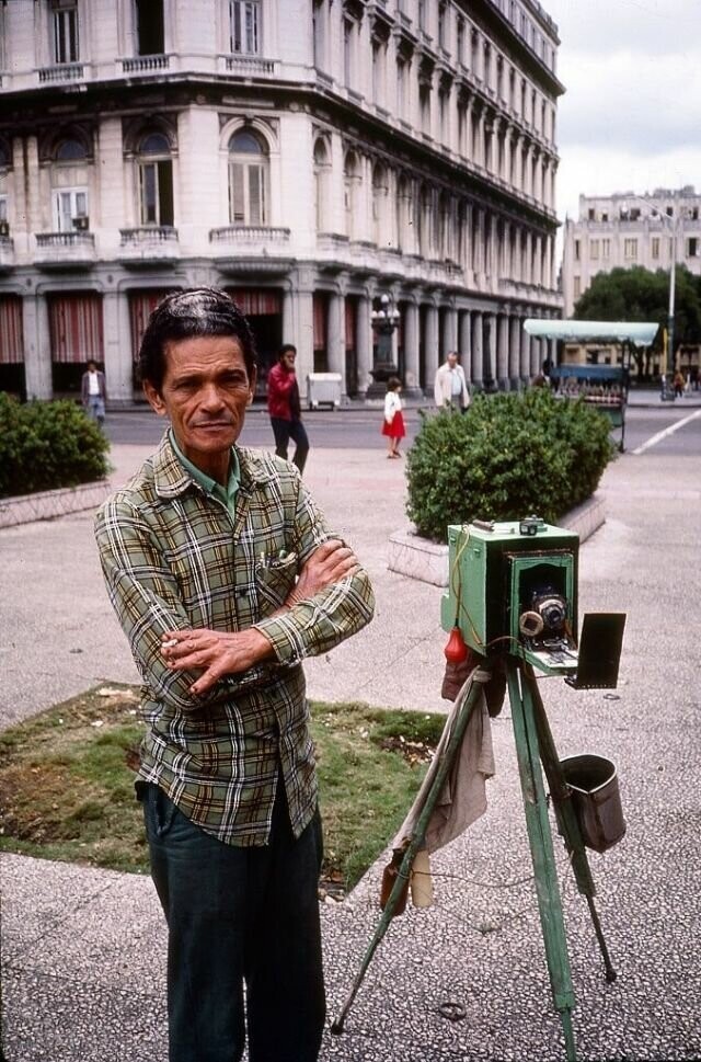 Уличный фотограф неподалеку от площади Революции