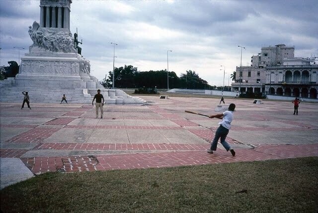 Игра в бейсбол рядом с памятником Максимо Гомесу 