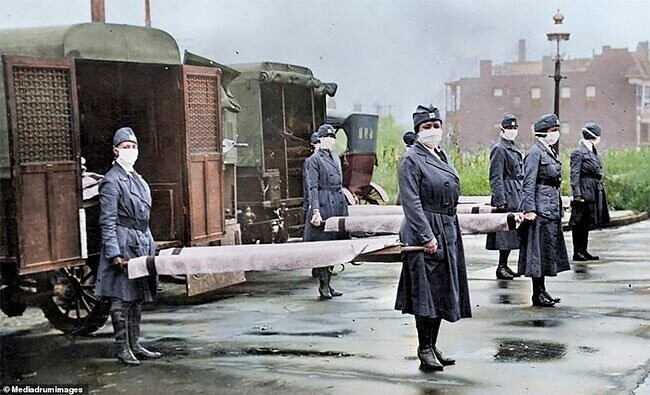 Медики Красного Креста с носилками для лечения больных в Сент-Луисе во время пандемии испанского гриппа