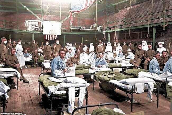 Больница экстренной помощи для зараженных испанкой солдат, возвращающихся с Первой мировой, развернутая в помещении школы