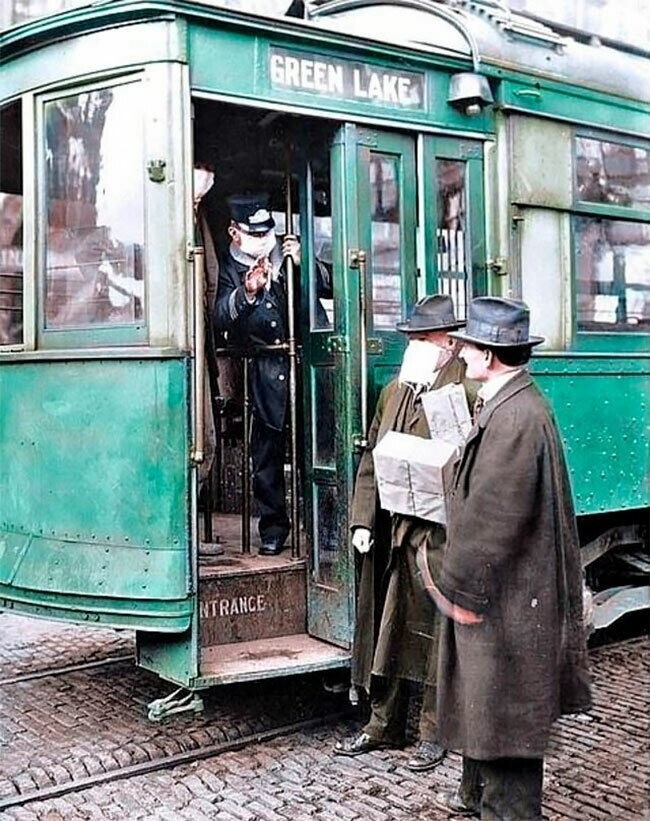 Кондуктор проверяет наличие масок у заходящих пассажиров, Сиэтл, 1918 г.