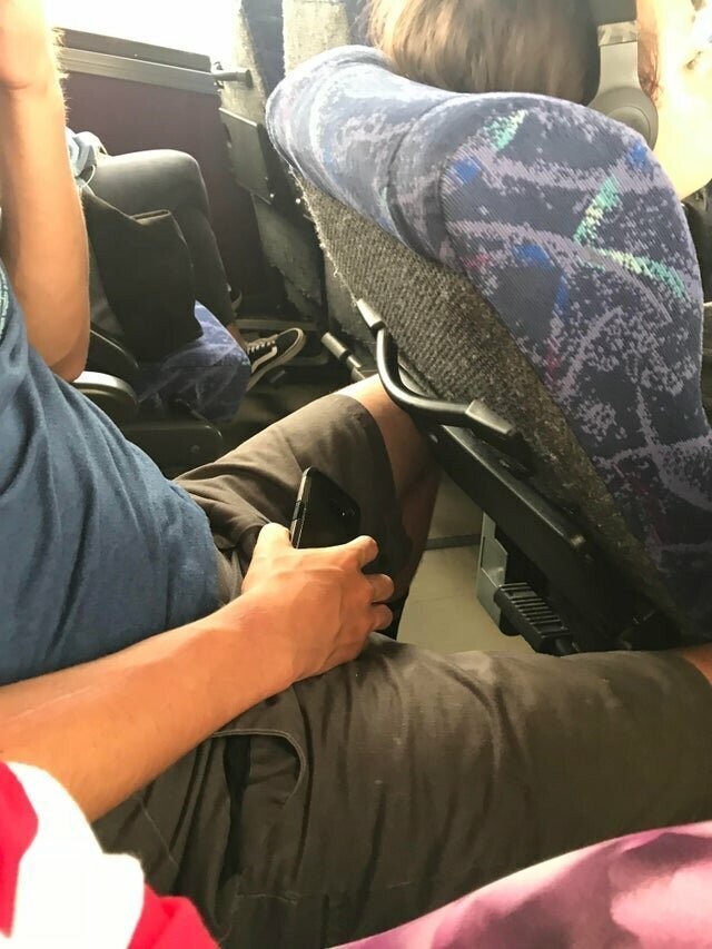 Когда ты высокого роста, а в автобусе впереди сидящий откидывает сиденье