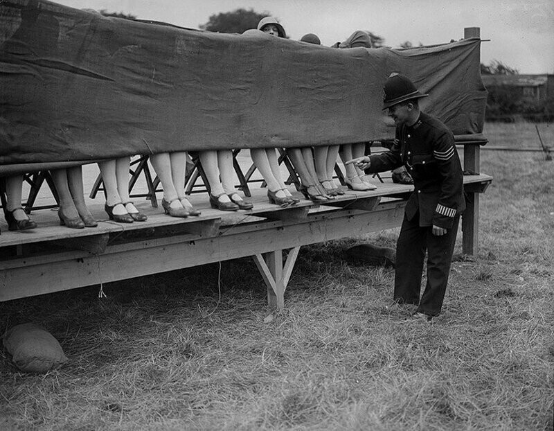 Полицейский оценивает лодыжки участниц конкурса красоты в Лондоне. 1930 год.