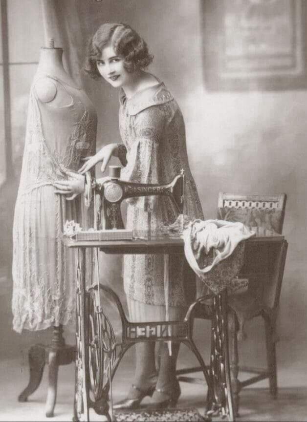 Девушка и ее швейная машинка "Зингер".