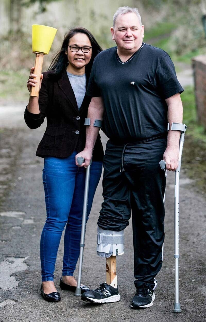 Женщина сделала  самодельный протез ноги для мужа из предметов, найденных в сарае