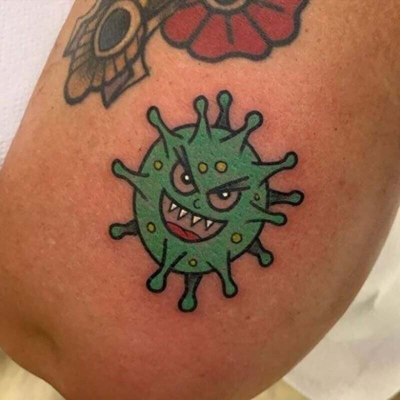 Люди делают татуировки, посвящённые коронавирусу