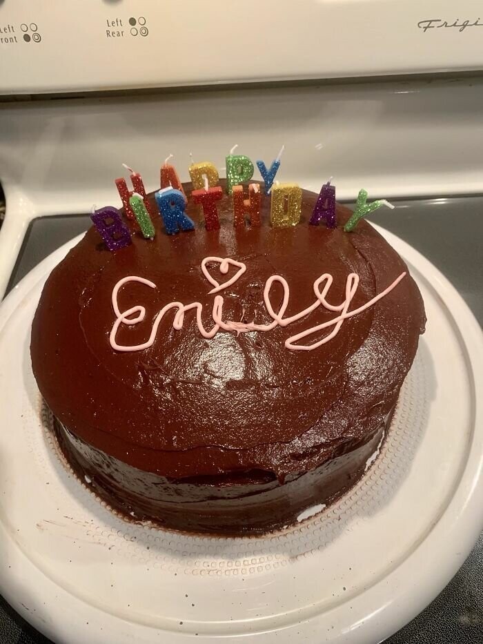 8. "Мой парень заявил, что торт на день рождения я получу, чего бы ему это ни стоило. И испек его сам (впервые в жизни)"