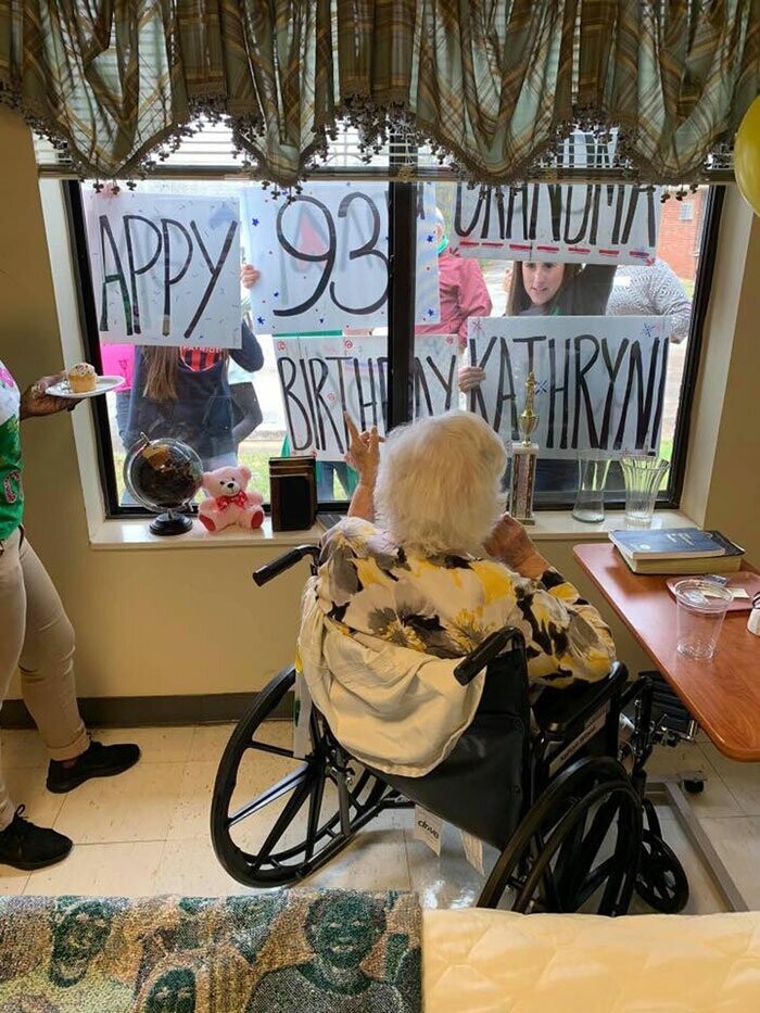 5. "Семья пришла поздравить свою бабушку с 93-летием. Она на карантине"