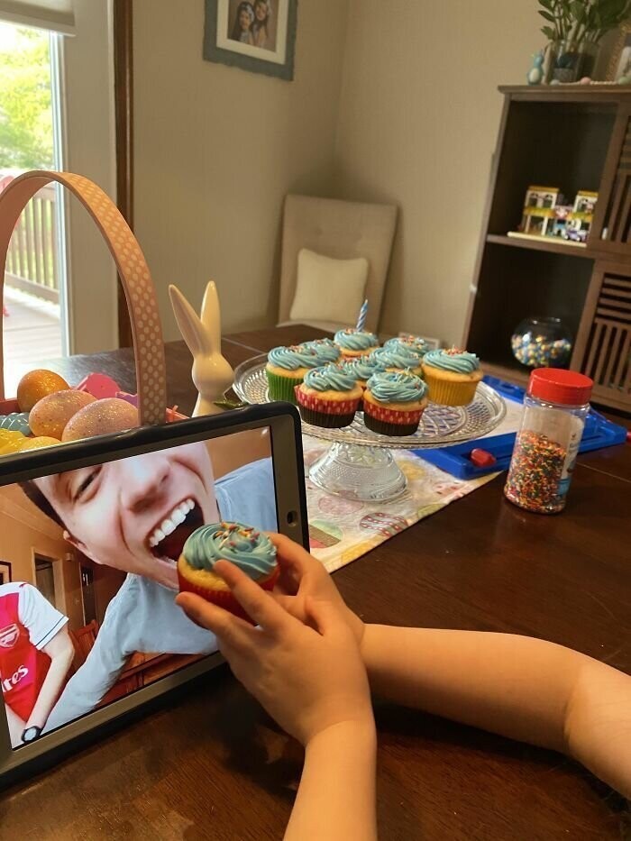 14. "Моя дочка угощает моего брата кексами на дистанционной вечеринке по случаю его дня рождения"