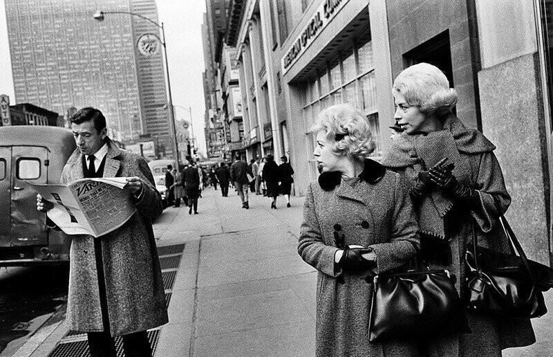 Прохожие узнали французского киноактера Ив Монтана на 5-ой Авеню в Нью-Йорке в 1961 году