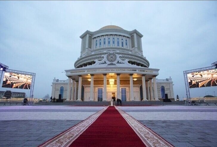 В Грозном открыли двенадцатиэтажный дворец торжеств