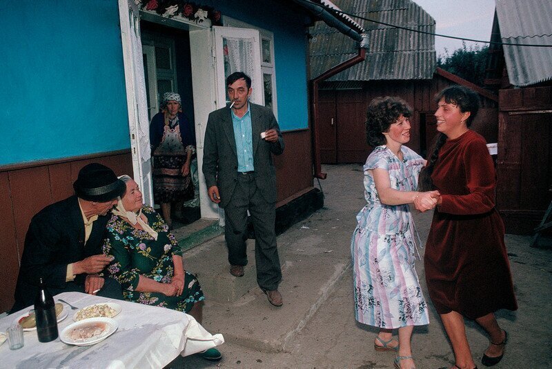 Деревенская свадьба. Село Черешенка, под Черновцами, Украина, 1988. Автор фото: Бруно Барби.