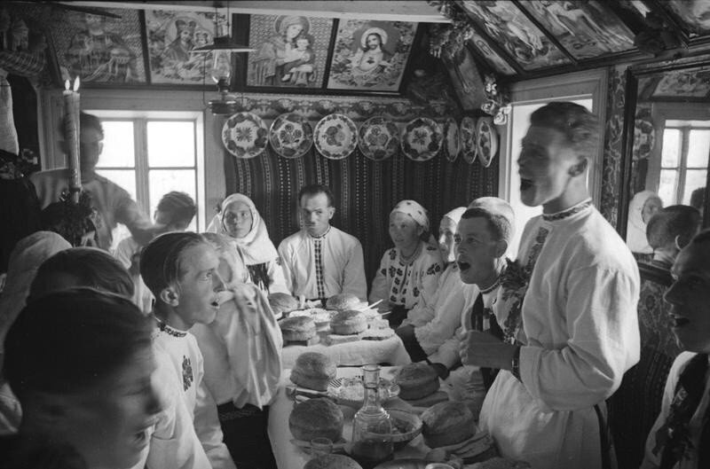 Свадебное застолье в хате. Деревня Михальцы, Северная Буковина, Молдавская ССР, 1940. Автор фото: Георгий Петрусов.