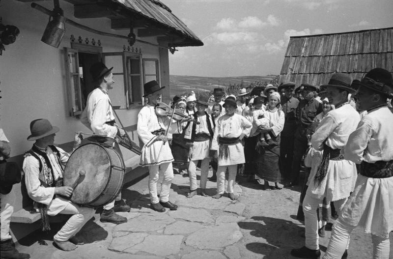 Свадебный оркестр. Деревня Михальцы, Северная Буковина, Молдавская ССР, 1940. Автор фото: Георгий Петрусов.