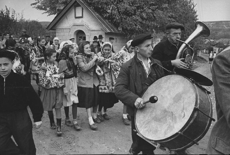 На свадьбе. Украинская ССР, Черновицкая обл. 1960 год. Автор фото: Всеволод Тарасевич.