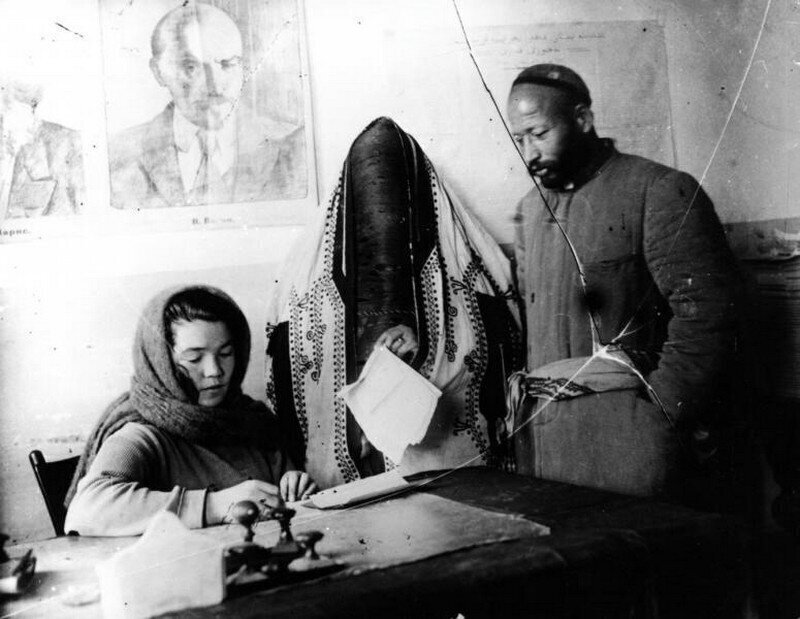 В ЗАГСе, Узбекская ССР, 1925 год. Автор фото: Зельма Георгий Анатольевич.