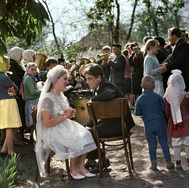 Свадьба Ольги Бурдейко и Андрея Гарвиша, Камчатская область, 1967 год. Автор фото: Никита Козловский