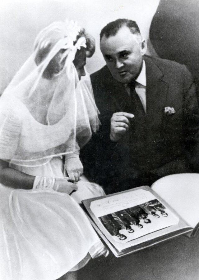 Валентина Терешкова и главный конструктор Сергей Королев во время свадьбы Терешковой и Андрияна Николаева. Москва, 3 ноября 1963 года.