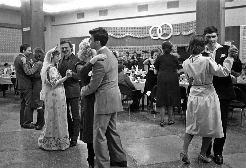 «Показательная» безалкогольная свадьба. Челябинск, 4 января 1986 года. Автор фото: Борис Клипиницер.