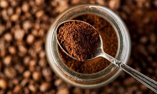 6. Добавление молотого кофе поможет сохранить черные вещи черными
