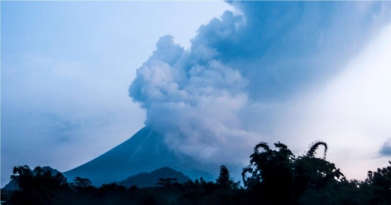 В Индонезии вулкан выбросил столб пепла на пять километров