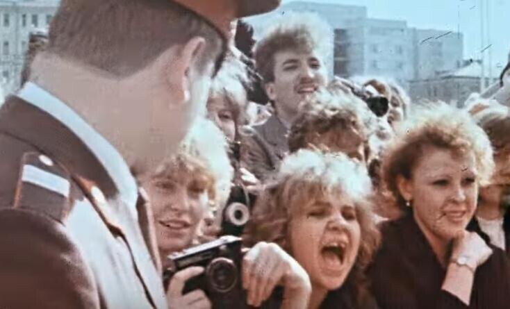 Фанаты Аллы Пугачёвой, караулящие своего кумира, 1987 год