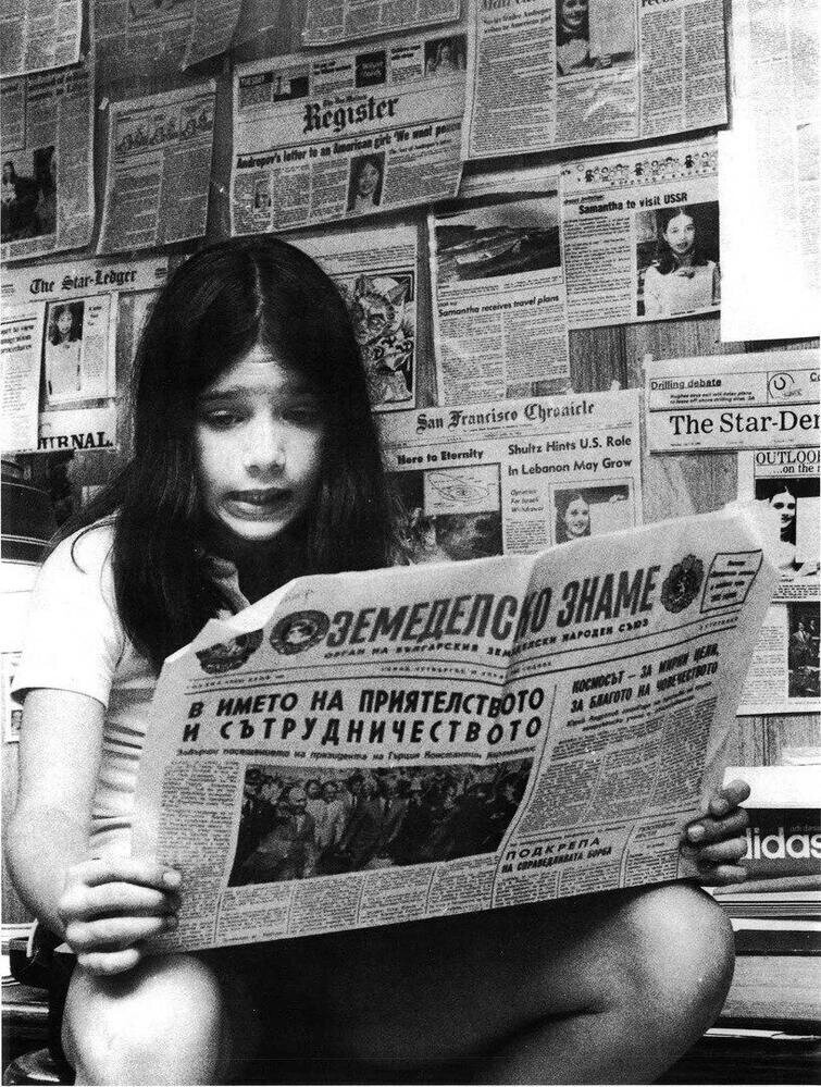 Саманта Смит читает статью о себе в преддверии поездки в Советский Союз, 1983 год