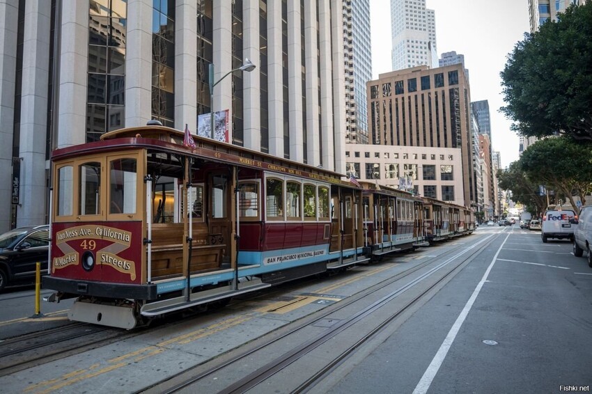 Сан Франциско: очередь из обычно популярных трамвайчиков (cable cars)