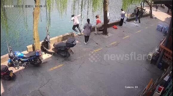 «Держись, пацан»: мужчина прыгнул в реку, чтобы спасти тонущего мальчика